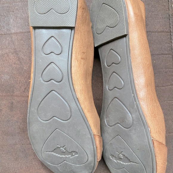 ROCKETDOG Cute flats with bronze hardware and floral print sole. - Picture 4 of 5